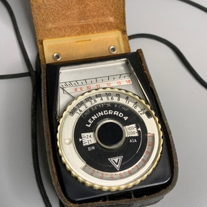 Russian vintage Leningrad 4 light meter in black leather case
