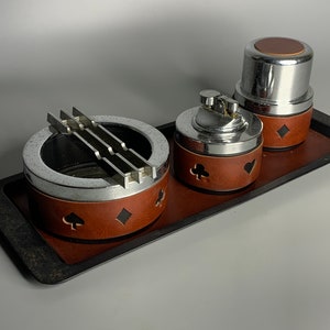 Conjunto para fumador estilo art déco francés, encendedor, cenicero y boquilla con bandeja, diseño de naipes, material cromado y similar al cuero.