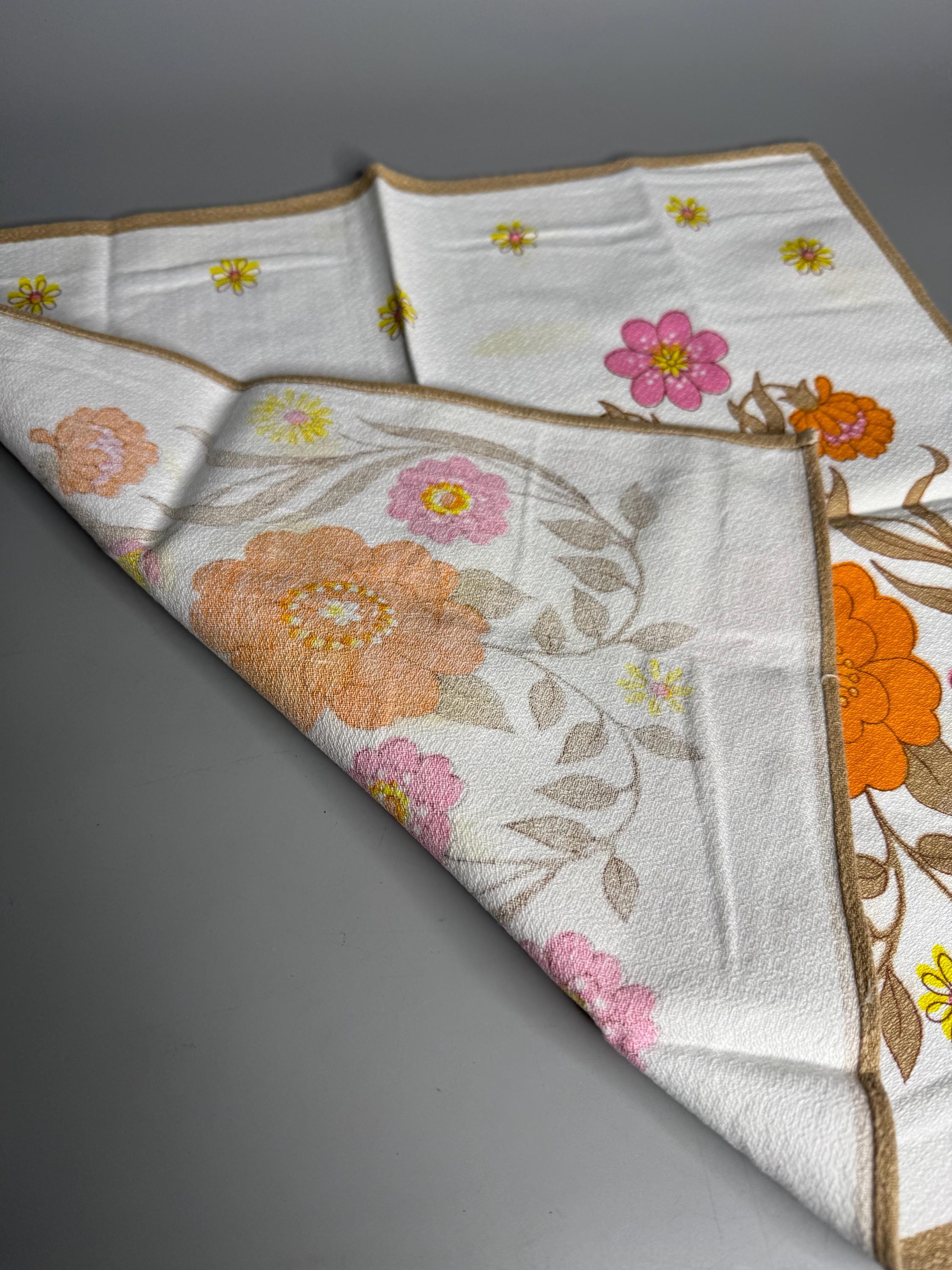 Ensemble De Table Vintage - Nappe Carrée + Serviettes Brodées Noir Et Rouge