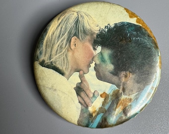 Broche de solapa vintage Grease Olivia Newton John y John Travolta