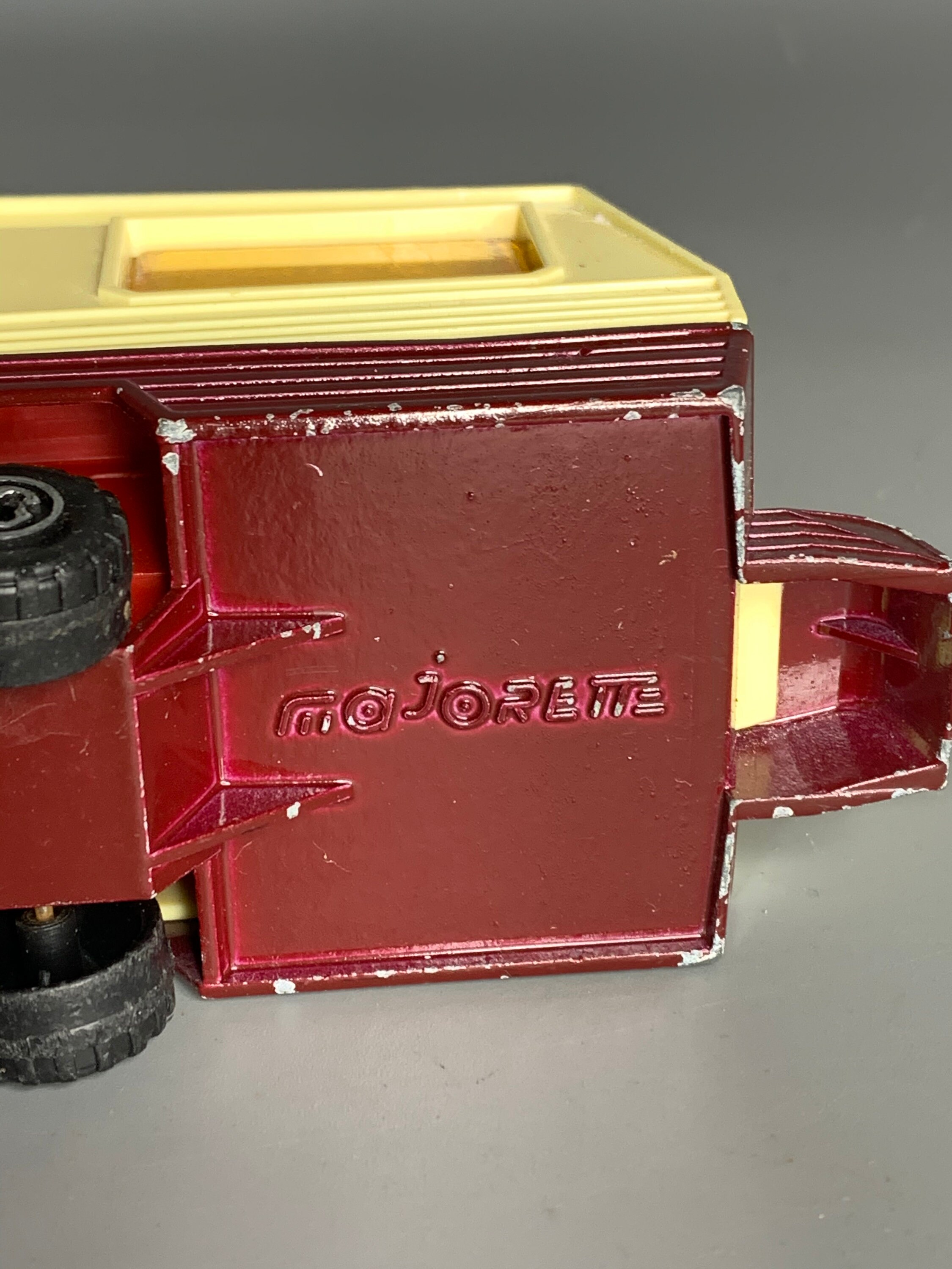 Tracteur majorette rouge avec remorque