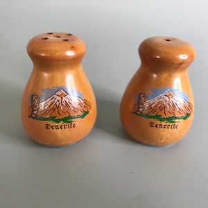 Agitatore di sale e pepe in ceramica vintage francese, souvenir delle montagne di Tenerife