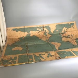 Periódico francés mapa del mundo 5 partes del mundo y bases navales revista Le Petit Parisien antiguo mapa mundial
