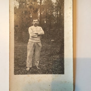 ANCIENNE portrait photo/carte postale du début des années 1900 un homme photo vintage noir blanc carte postale de collection photo de guerre photo de collection