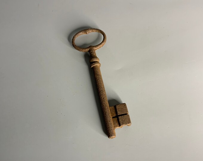 French Vintage Rusty Metal Key Skeleton Key Collectible - Etsy
