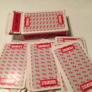 Französische Vintage Werbung 3 Suisses 54 Spielkarten komplettes Deck Kartenspiel Barware Mi-Jahrhundert Spiel Sammlerstück Mi-Jahrhundert