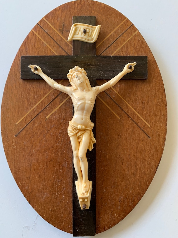 MeritMode Statua Crocifisso Gesù In Resina 24,5 Cm - Croce Da Parete Fatta A Mano, Effetto Legno, Regalo Religioso