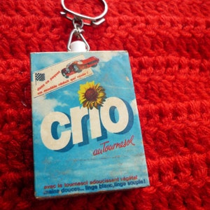 ヴィンテージ フランス キーチェーン ホルダー 広告: CRIO au tournesol 洗濯用粉末洗剤ボックス porte clef poudre a laver mi-century カーアクセサリー