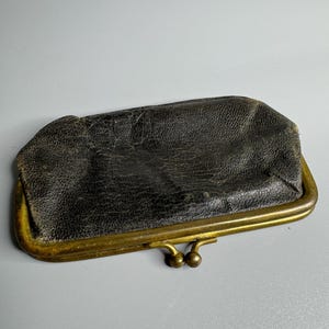 Monedero antiguo francés de cuero y latón usado con compartimento interior, década de 1920