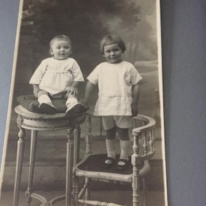 Cartão postal com foto de retrato antigo francês de 1900, fotografia em preto e branco para crianças, foto antiga, foto vitoriana, retrato