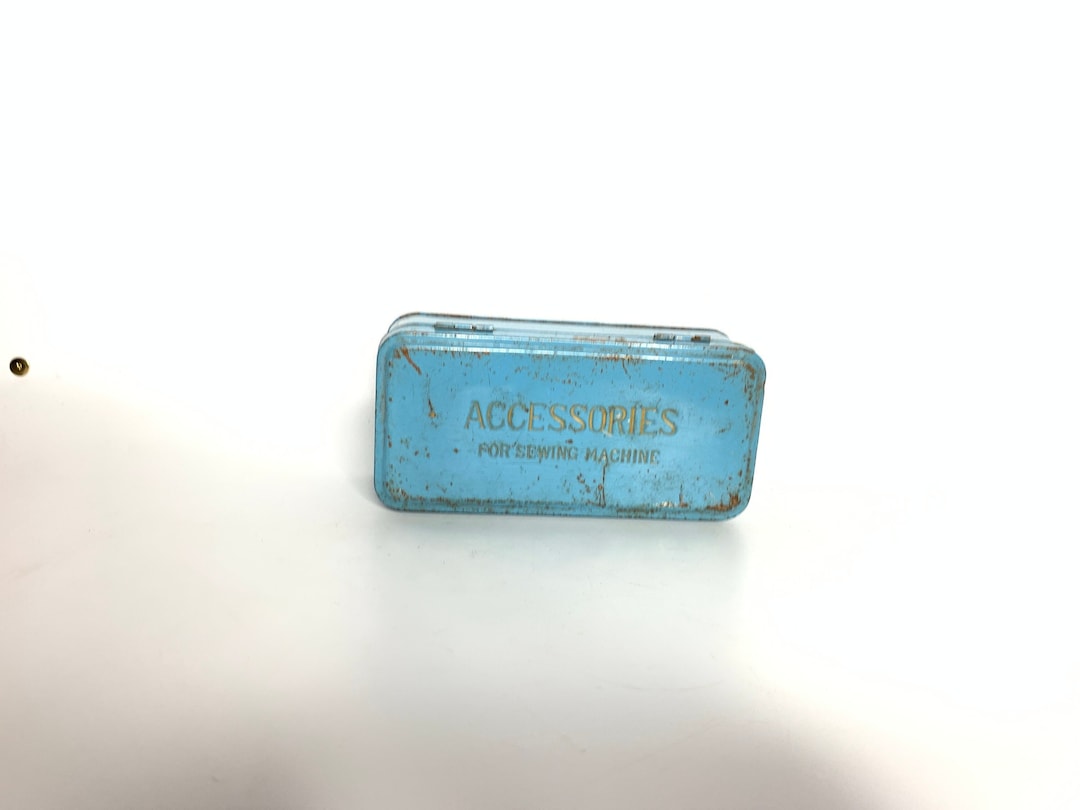 Vintage Tin Can Accessories for Sewing Machine Boite En Metal Bleue ...