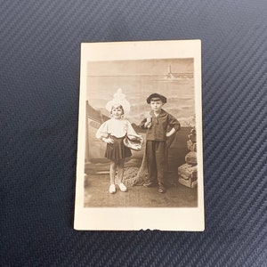 Französische Vintage Schwarz-Weiß-Postkarte Les-Sables-D ' Olonne Porträt von Kindern