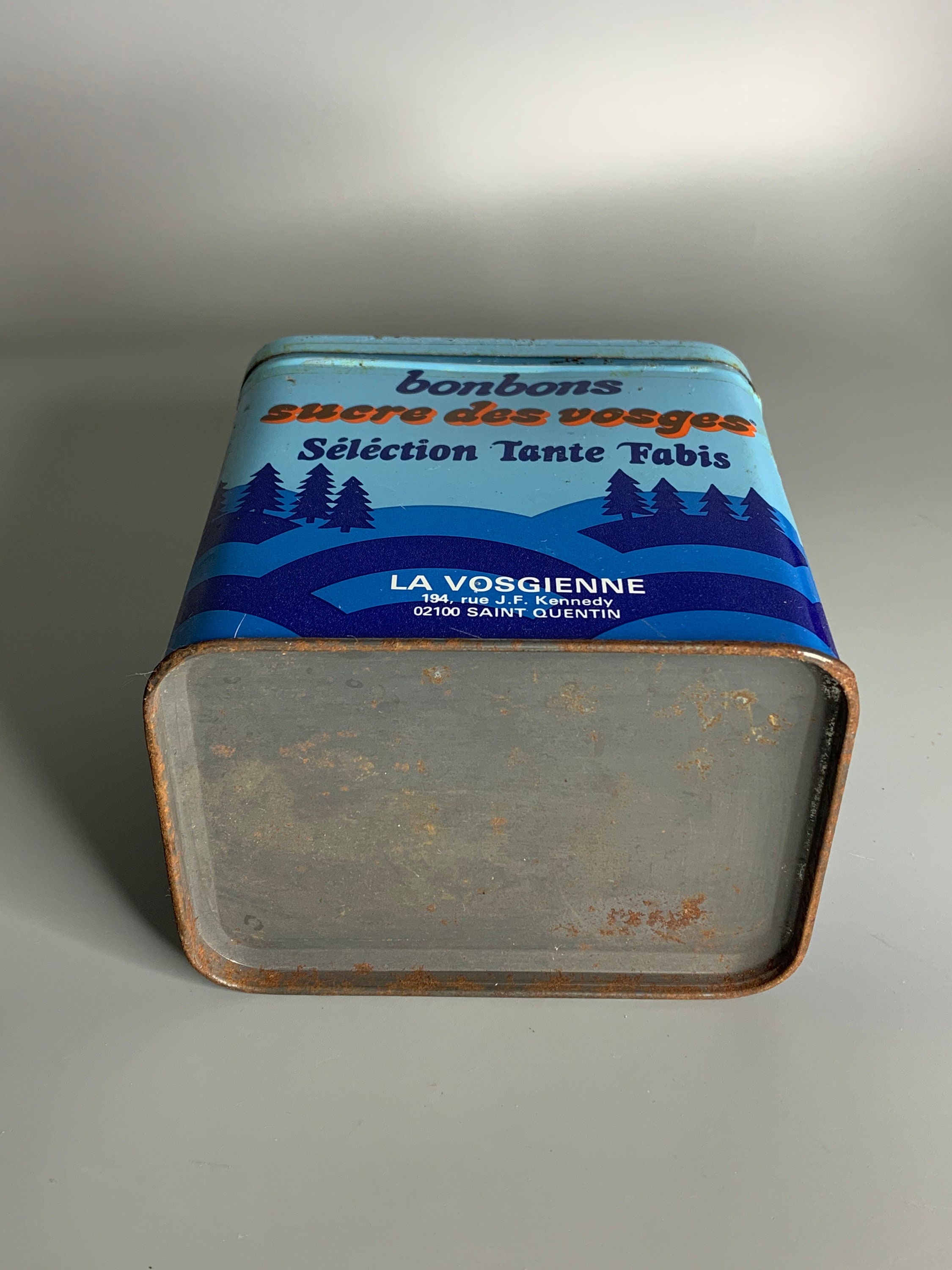 フランスのヴィンテージブリキ缶の小物入れ Bonbons Sucre des Vosges