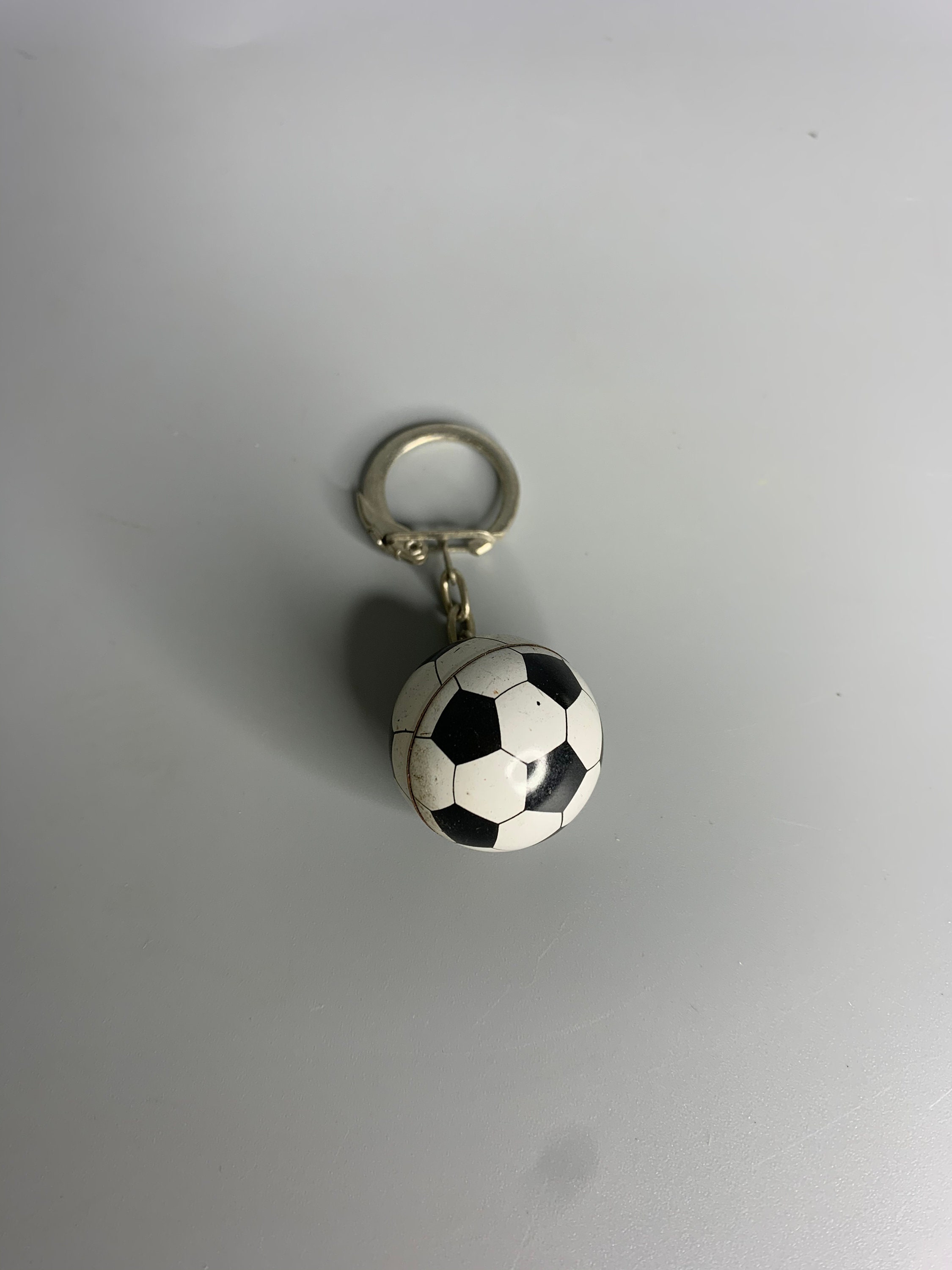 YIMVUNZ Mini Porte-clés De Football En Métal Rotatif 3D Sport Keychain Football Key Chain Football Party Porte-clés Pour Sacs à Dos Décorations De Fête