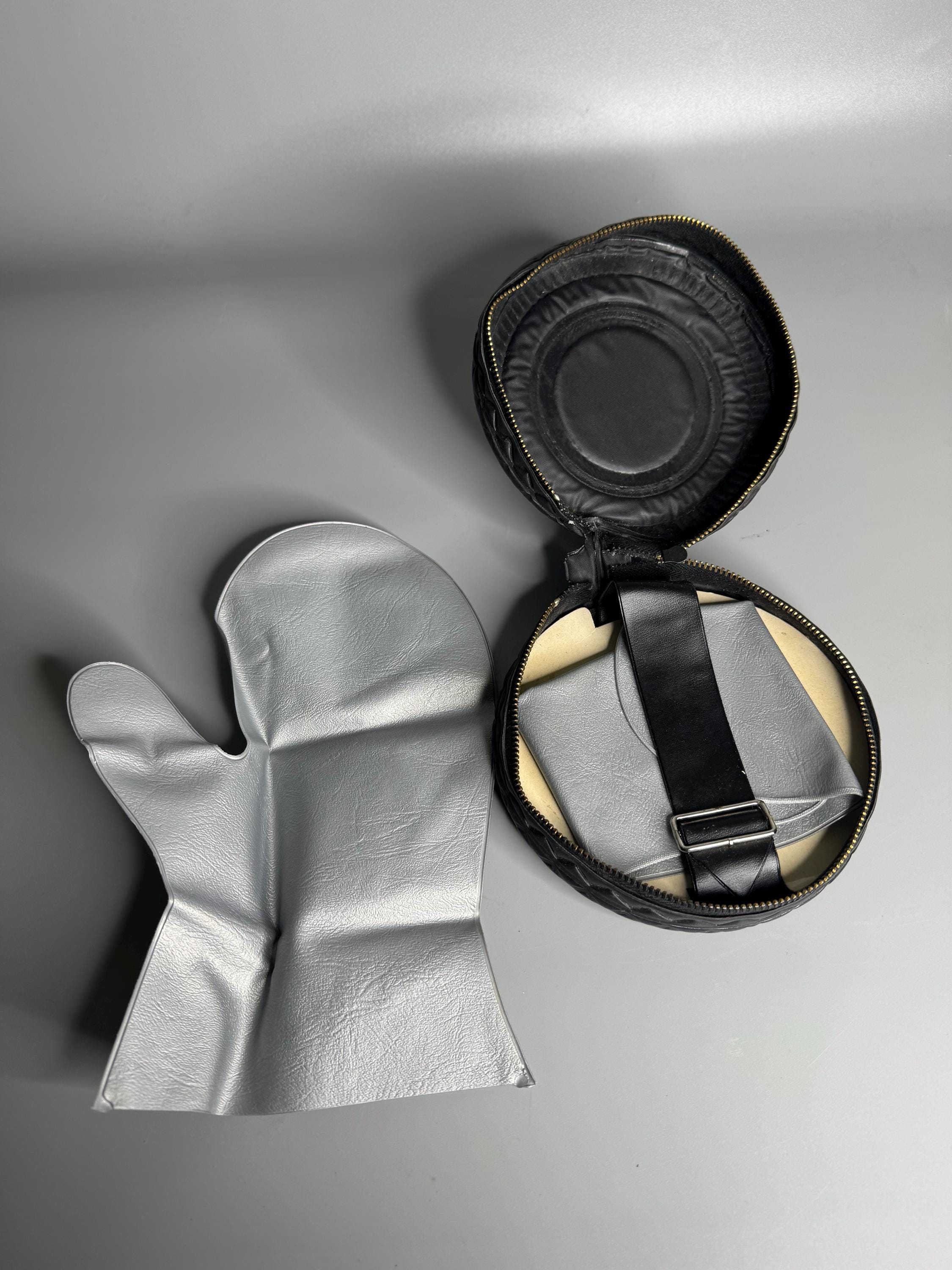 手袋をはめたフランスのビンテージタイヤ。1950年代後半にフランスで製造されたタイヤデザインのソシエテジェネラル。 - Etsy 日本