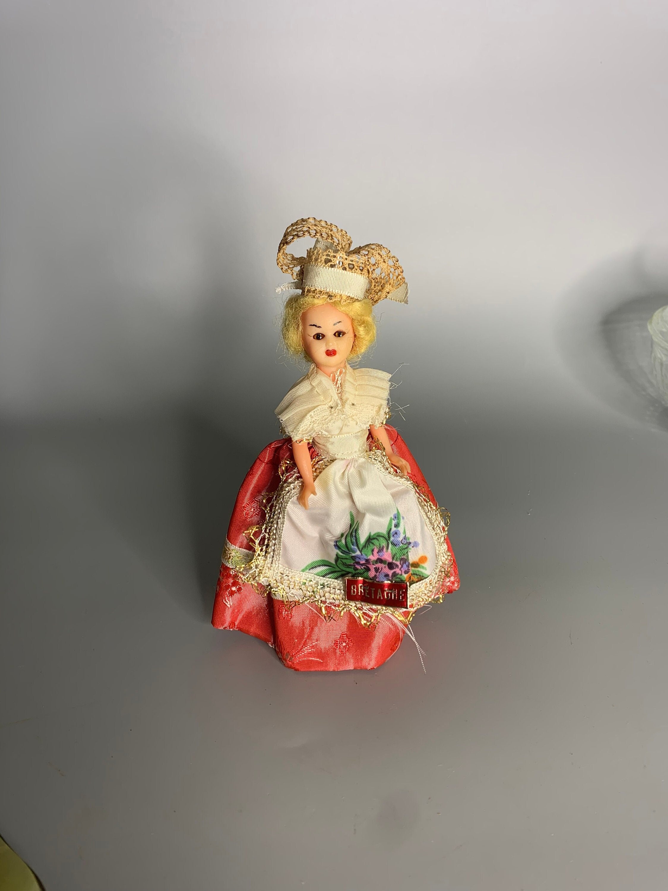 Poupée ancienne en costume traditionnel Breton