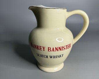 Französischer Vintage Wasserkrug Krug 50er Jahre pichet Bistrokeramik Porzellan Moulin des Loups Hankey Banister Scotch Whisky kleine Chips siehe Fotos