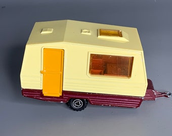 Modellino 1:64 Auto Pressofusa 1959 Cadillac Deville Con Rimorchio Da Viaggio - Luce Verde, Bianco, ModelToyCars 34030B