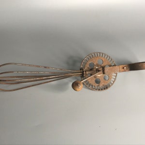 French vintage rusty metal manual egg beater kitchen gadget