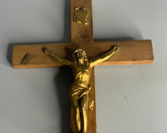 Französisches antikes hölzernes religiöses Kruzifix aus messingfarbenem Metall mit Jesus auf einem Holzkreuz