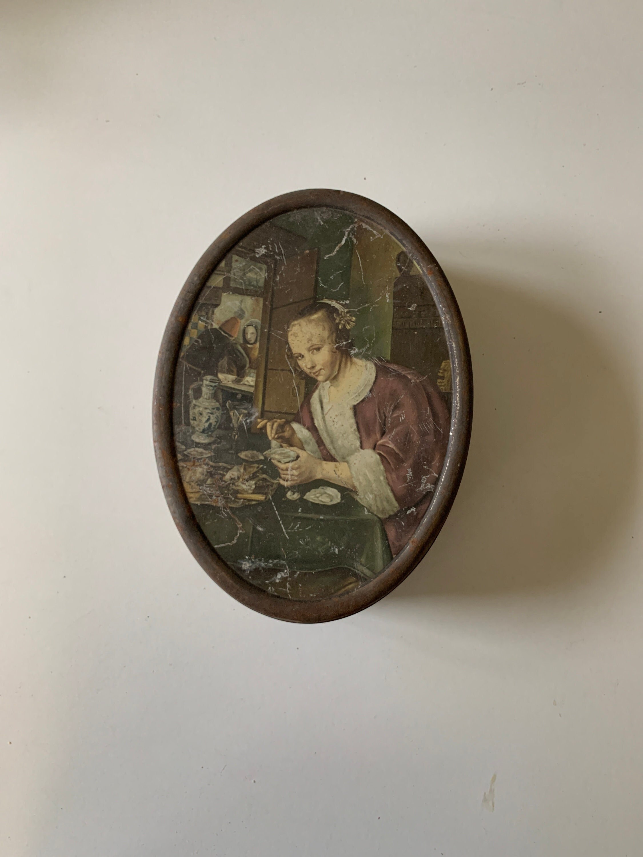 Belgium vintage tin can metal box scenery Lady eating oysters home decor collector metal box metal container collectible tin can