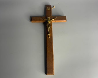 Französisches Vintage hölzernes religiöses Kruzifix Messingfarbe Metall