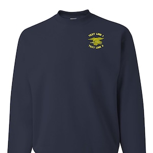 Könnte beinhalten: Marineblaues Sweatshirt mit Rundhalsausschnitt und langen Ärmeln. Auf der linken Brust befindet sich ein gelbes Emblem mit dem Text "TEXT LINE 1" darüber und "TEXT LINE 2" unter dem Emblem.