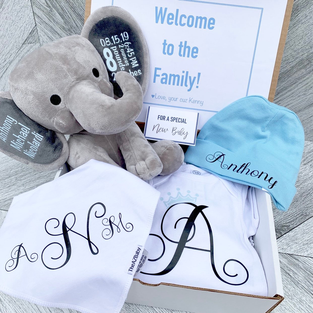 Caja de regalo para bebés recién nacidos Elefante, mono, babero y gorro  personalizados Caja de regalos para recién nacidos Estadísticas de bebés y  vestimenta personalizada -  México