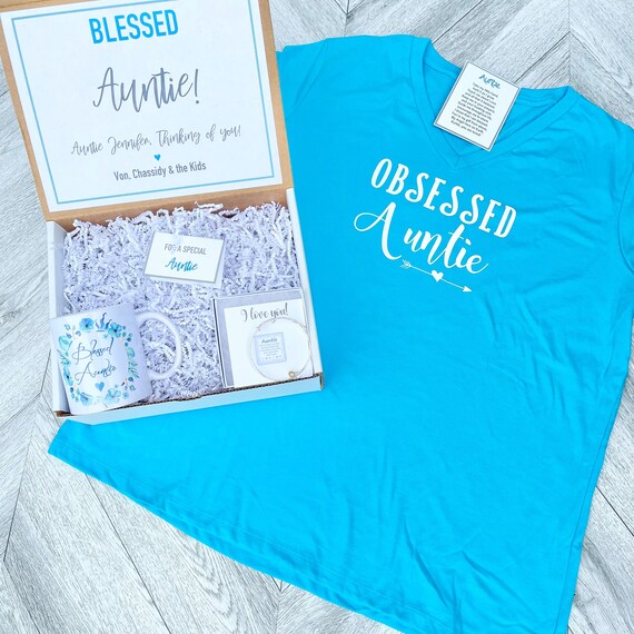 Personalized Auntie Gift Box: Shirt, Mug & Bracelet Set