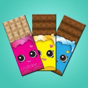 Peut inclure: Trois faveurs de fête imprimables en forme de barre de chocolat avec de jolis visages de dessins animés. Les barres de chocolat sont roses, jaunes et bleues avec des cœurs blancs et le texte "craftdee.com".