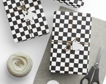 Papel de regalo a cuadros en blanco y negro: temática de fiesta de coches de carreras