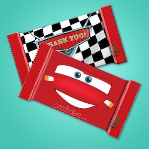 Puede incluir: Envoltorios de barritas de caramelo rojas y blancas con un patrón a cuadros y una cara de coche de dibujos animados. El envoltorio dice "¡Gracias!" y "craftdee.com".