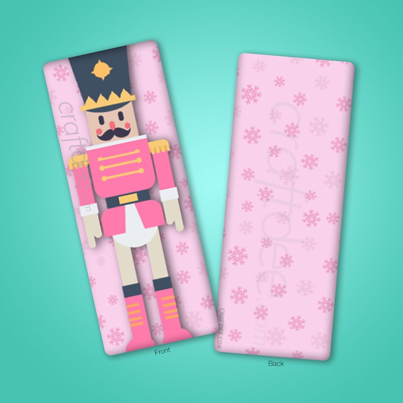 Puede incluir: Etiqueta de regalo imprimible rosa y blanca con un cascanueces rosa, un sombrero dorado y un bigote negro. El fondo es un patr&oacute;n de copos de nieve rosas. El texto "craft" es visible en el lado izquierdo de la etiqueta.