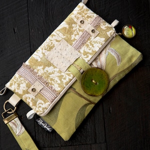Pochette / sac à main rabattable. Prêt à expédier. Art portable unique en son genre dans la chartreuse brodée et les tissus luxueux crème. Bouton de noix de coco.