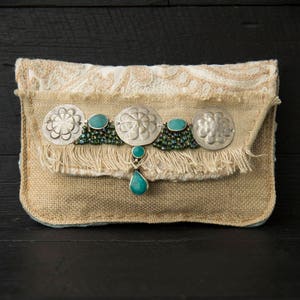 Bolsa de embrague Boho. Listo para enviar. Medallones tribales vintage, colgantes étnicos de turquiosa y decoración de cuentas de vidrio. Cosido a mano.