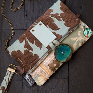 Pochette/sac à main rabattable. Prêt à expédier. Art portable unique en son genre dans des tissus brun chocolat et bleu glace. Accents de cuir. Cadeau unique