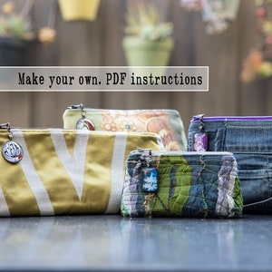 Könnte beinhalten: Vier verschiedene Reißverschlusstaschen aus verschiedenen Stoffen. Die Taschen sind auf einem Tisch aufgereiht. Die Taschen sind alle in verschiedenen Farben und Mustern. Der Text "Make your own. PDF instructions" befindet sich oben im Bild.