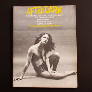 Puede incluir: Una portada de revista con una foto en blanco y negro de una persona con el pelo largo sentada en el suelo. La revista se titula "After Dark" y el texto de la portada dice "The National Magazine of Entertainment, septiembre de 1973, $ 1.00, Robert Duvall, Indian Theater, Glenda Jackson, Jon Montgomery of Street Punk."