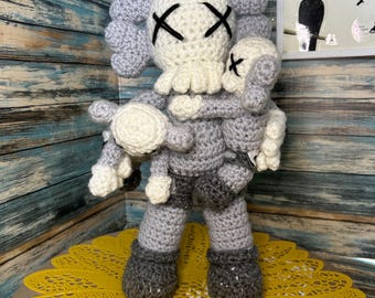 Kolekcja pluszowych lalek Kaws wykonanych na szydełku