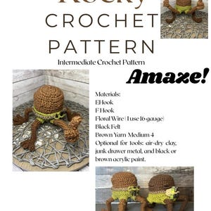Puede incluir: Un patrón de ganchillo titulado "Rocky Crochet Pattern" con la palabra "Amaze!" en negrita. La imagen muestra un proyecto de ganchillo terminado de una criatura marrón con acentos verdes. El patrón es para crocheteros intermedios.