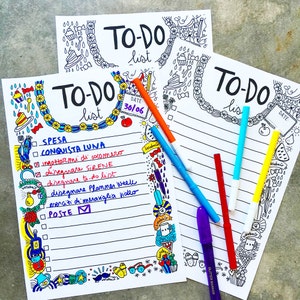 Può includere: Tre fogli bianchi di lista di cose da fare con testo scritto a mano nero e bordi scarabocchiati colorati. Gli elenchi hanno caselle di controllo e sono decorati con penne colorate arancioni, blu, rosse, viola e gialle.