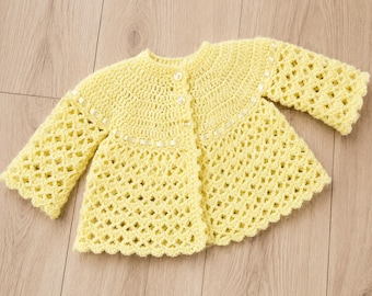 Patrón de ganchillo para chaqueta infantil Matinee, hilo de 4 cabos o DK, términos británicos, descarga en PDF.