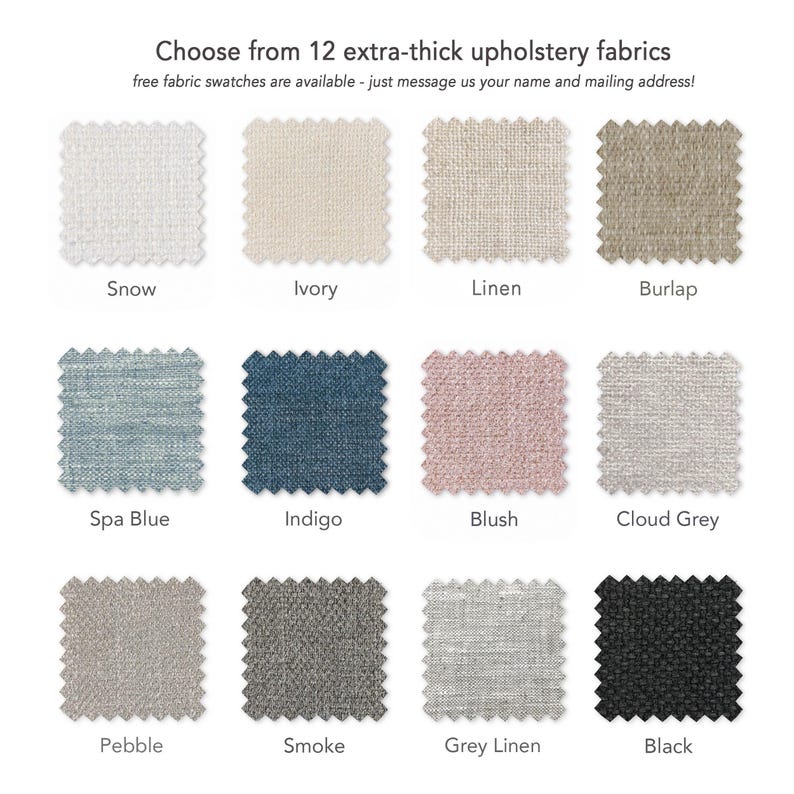 Pu&ograve; includere: Dodici campioni di tessuto per tappezzeria extra spesso in vari colori, tra cui Snow, Ivory, Linen, Burlap, Spa Blue, Indigo, Blush, Cloud Grey, Pebble, Smoke, Grey Linen e Black. Il testo "Choose from 12 extra-thick upholstery fabrics" &egrave; in alto.