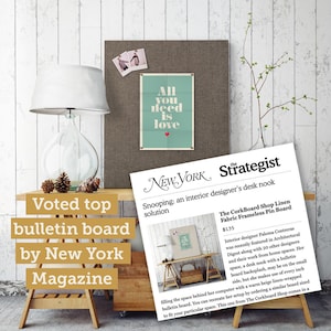 Pu&ograve; includere: Una bacheca in tessuto con un poster che dice "All you need is love". L'immagine include una lampada, pigne e un articolo del New York Magazine. Il testo dice "Voted top bulletin board by New York Magazine."