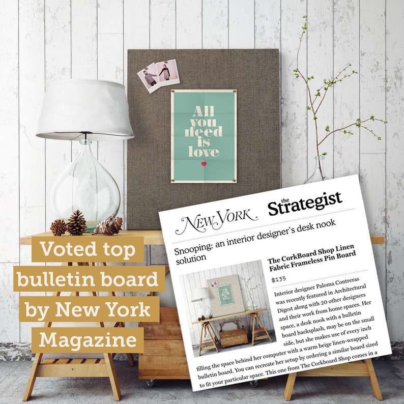 Pu&ograve; includere: Una bacheca in tessuto con un poster che dice "All you need is love". L'immagine include una lampada, pigne e un articolo del New York Magazine. Il testo dice "Voted top bulletin board by New York Magazine."