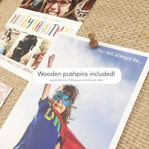 Pu&ograve; includere: Un set di tre tazze in ceramica con finitura opaca e macchiettata. Le tazze sono nei toni del crema, grigio chiaro e grigio scuro. Ogni tazza ha un design semplice e minimalista e un manico arrotondato.