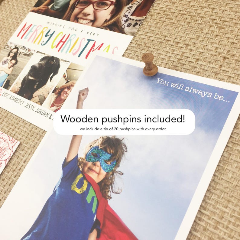 Pu&ograve; includere: Un set di tre tazze in ceramica con finitura opaca e macchiettata. Le tazze sono nei toni del crema, grigio chiaro e grigio scuro. Ogni tazza ha un design semplice e minimalista e un manico arrotondato.