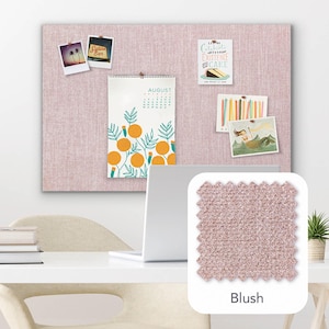 Pu&ograve; includere: Una bacheca in tessuto rosa con foto e un calendario. Il calendario mostra il mese di agosto con un design arancione e turchese. Un campione di tessuto sottostante &egrave; etichettato "Blush".