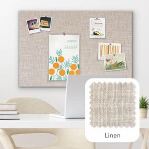 Pu&ograve; includere: Una bacheca in lino beige con vari elementi decorativi appuntati, tra cui un calendario di agosto con illustrazioni di arance, foto e una carta con la scritta "Celebrate Existence Cake". Viene mostrato un campione del tessuto di lino.