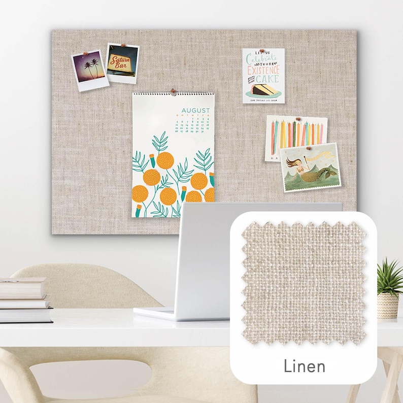 Pu&ograve; includere: Una bacheca in lino beige con vari elementi decorativi appuntati, tra cui un calendario di agosto con illustrazioni di arance, foto e una carta con la scritta "Celebrate Existence Cake". Viene mostrato un campione del tessuto di lino.